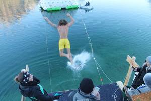 Unverfroren in den Achensee - Silvesterschwimmen am Achensee