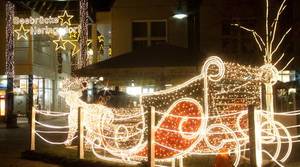 Beleuchteter Weihnachtsschlitten mit Rentier