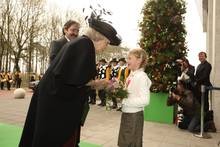 Jeske van de Vliert, 8 Jahre alt, überreichte Königin Beatrix als Willkommensgruß einen Blumenstrauß.